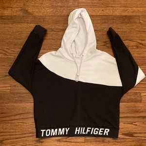 Tommy Hilfiger sweater. A2